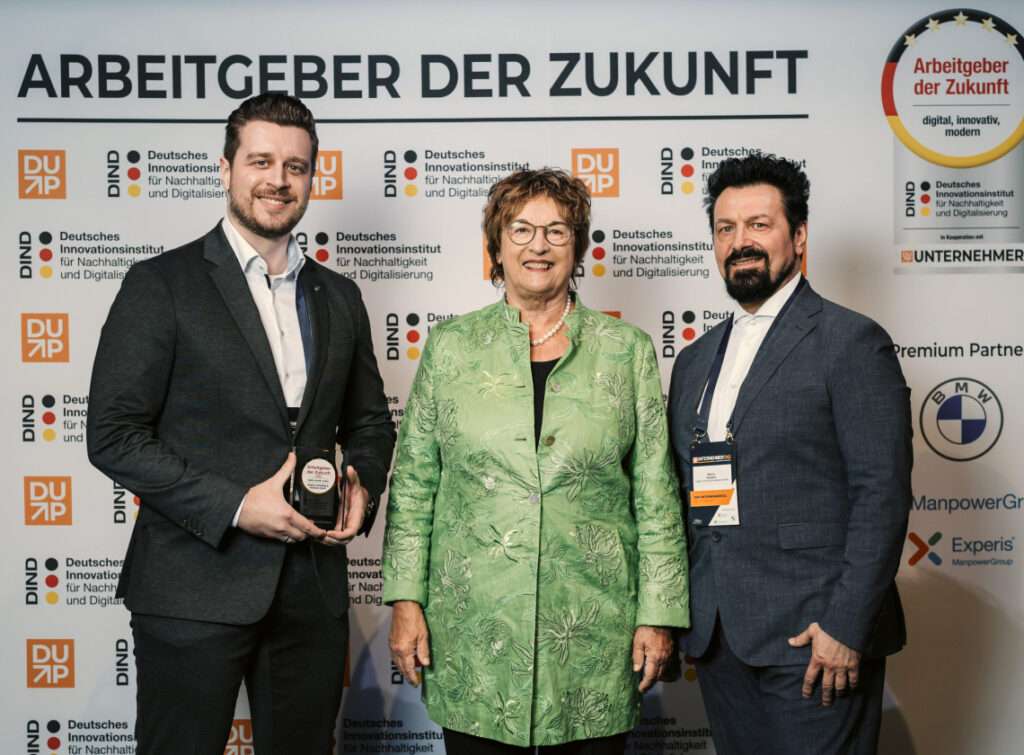exagon wurde 2023 mit dem Arbeitgeber der Zukunft Award ausgezeichnet, die ehemalige Bundeswirtschaftsministerin Brigitte Zypries von der SPD (Bild mitte) übergab den Award an die Geschäftsführer Marco Stangner (links) und Werner Stangner (rechts).